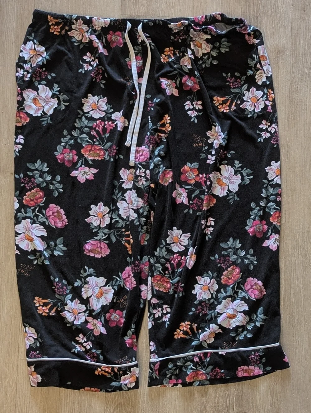 Room Service Black Floral Soft Short Sleeve And Capri Pajama Set XXL - Picture 5 of 6